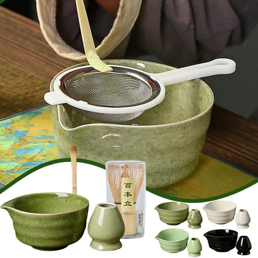 Set de cérémonie matcha traditionnel japonais comprenant un bol en céramique verte, un fouet en bambou et une passoire à thé pour une préparation authentique