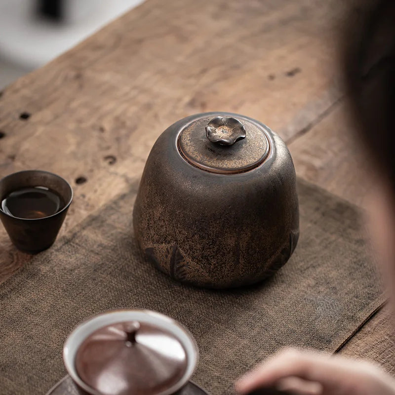 Une boîte à thé sur la table