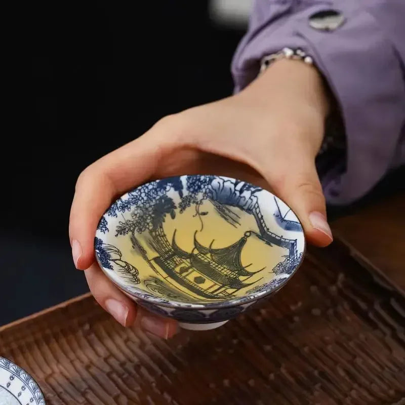 une coupe à thé avec du thé
