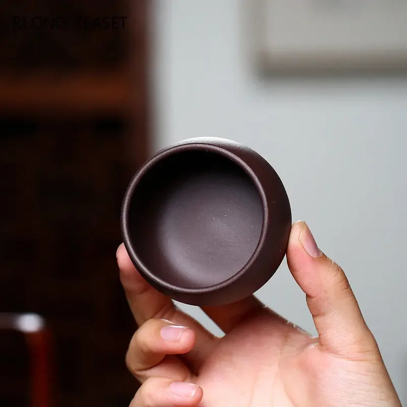 Détails de notre tasse en céramique pourpre