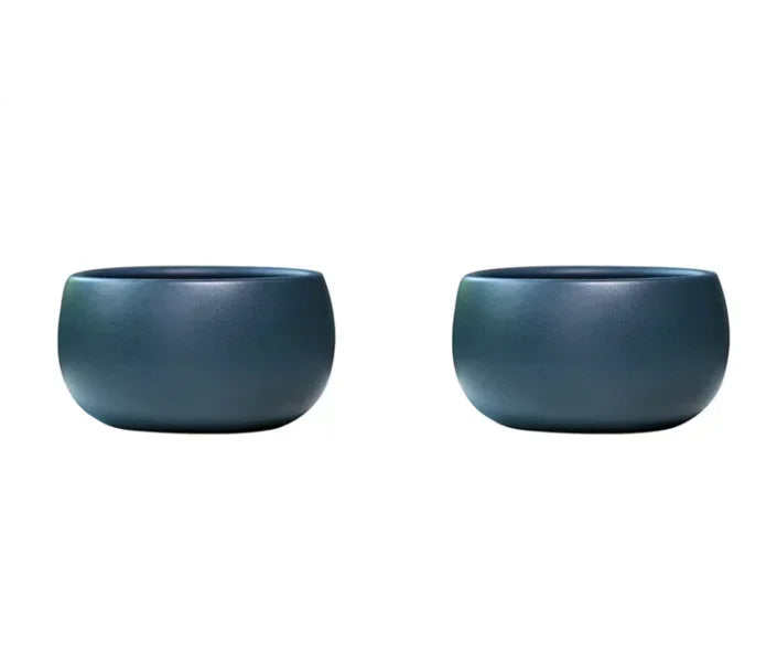 Deux tasse à thé en céramique sur fond blanc