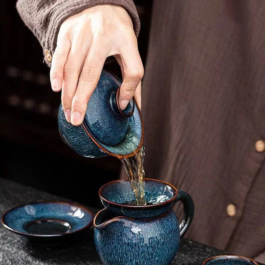 Gaiwan céleste verse du thé