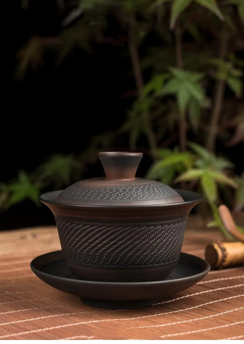 Notre Gaiwan tradition devant un bambou