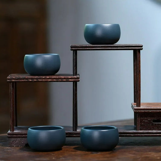 Nos tasses à thé bleu profond sur leur présentoir