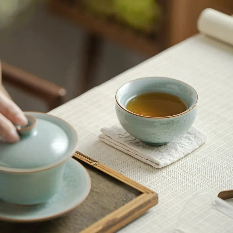 Tasse Céladon sur une table