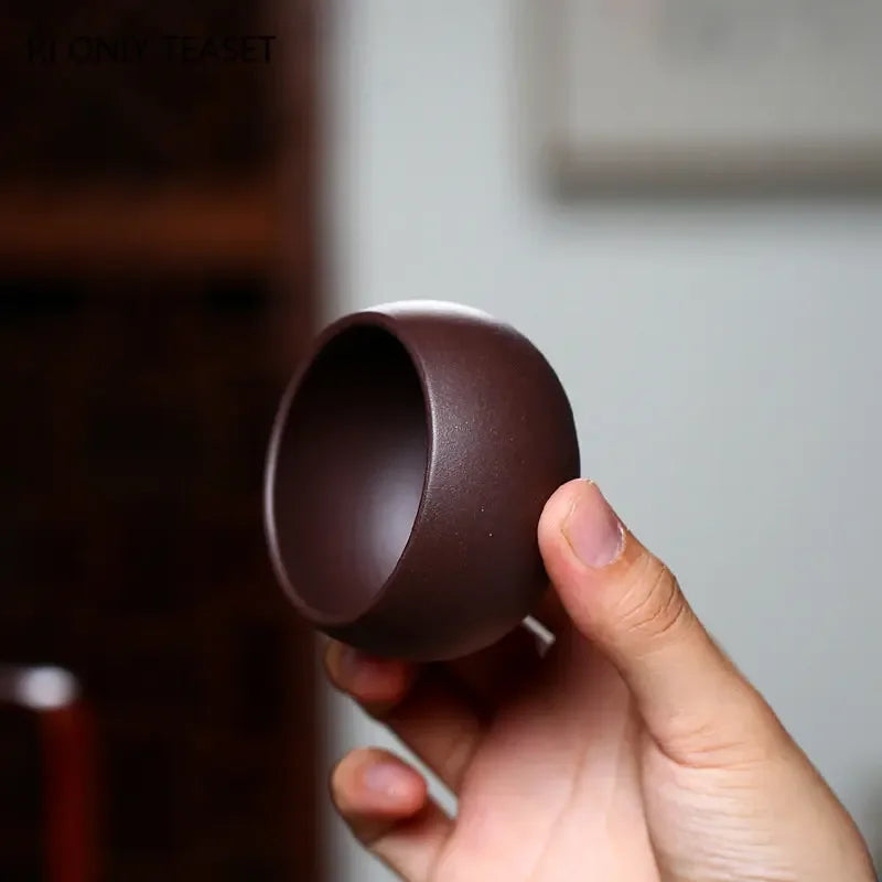 Notre tasse en céramique pourpre de côté
