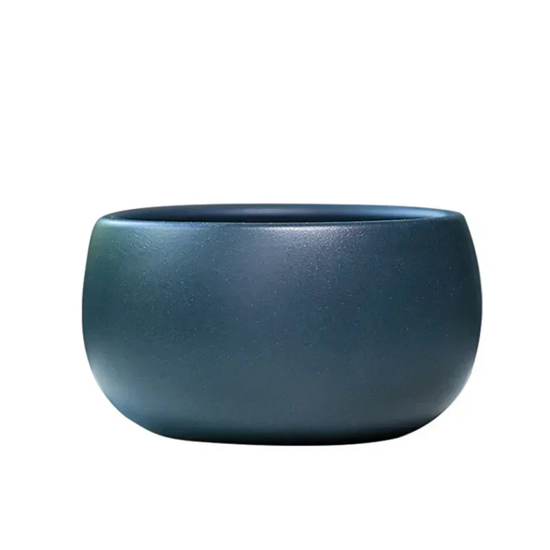 tasse en céramique bleu profond sur fond blanc