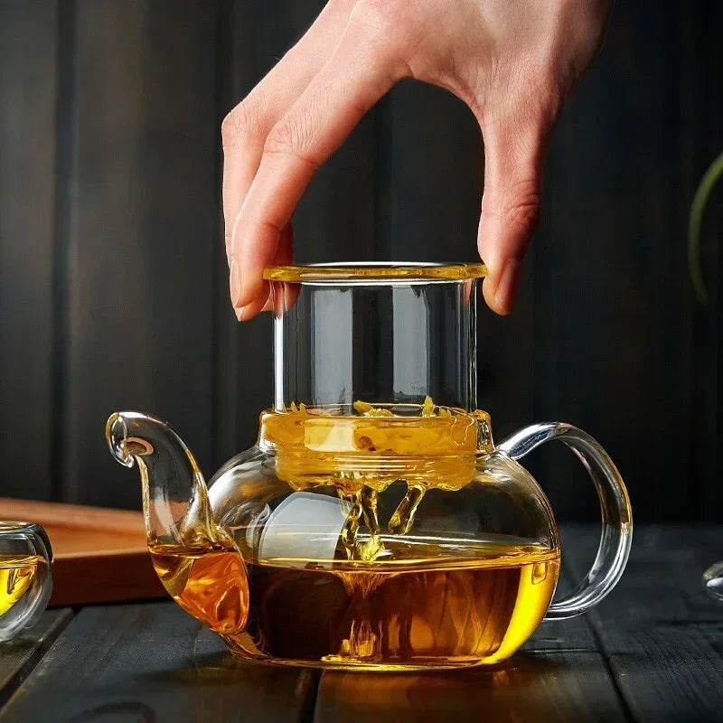 Notre infuseur dans notre théière en verre