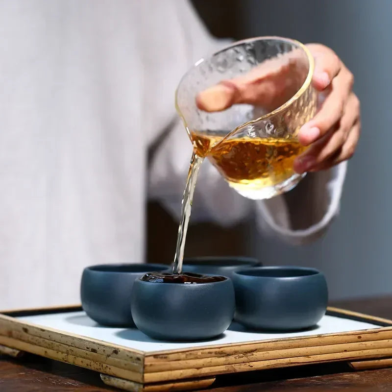 On verse du thé dans nos tasses en céramique bleu profond