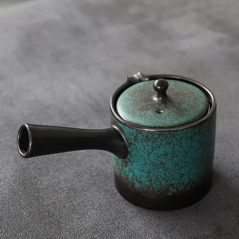 Notre kyuzu turquoise en argile vu de côté