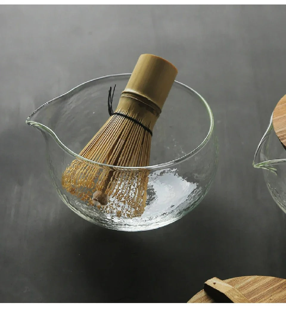 Notre chawan en verre avec Chazen sur une table