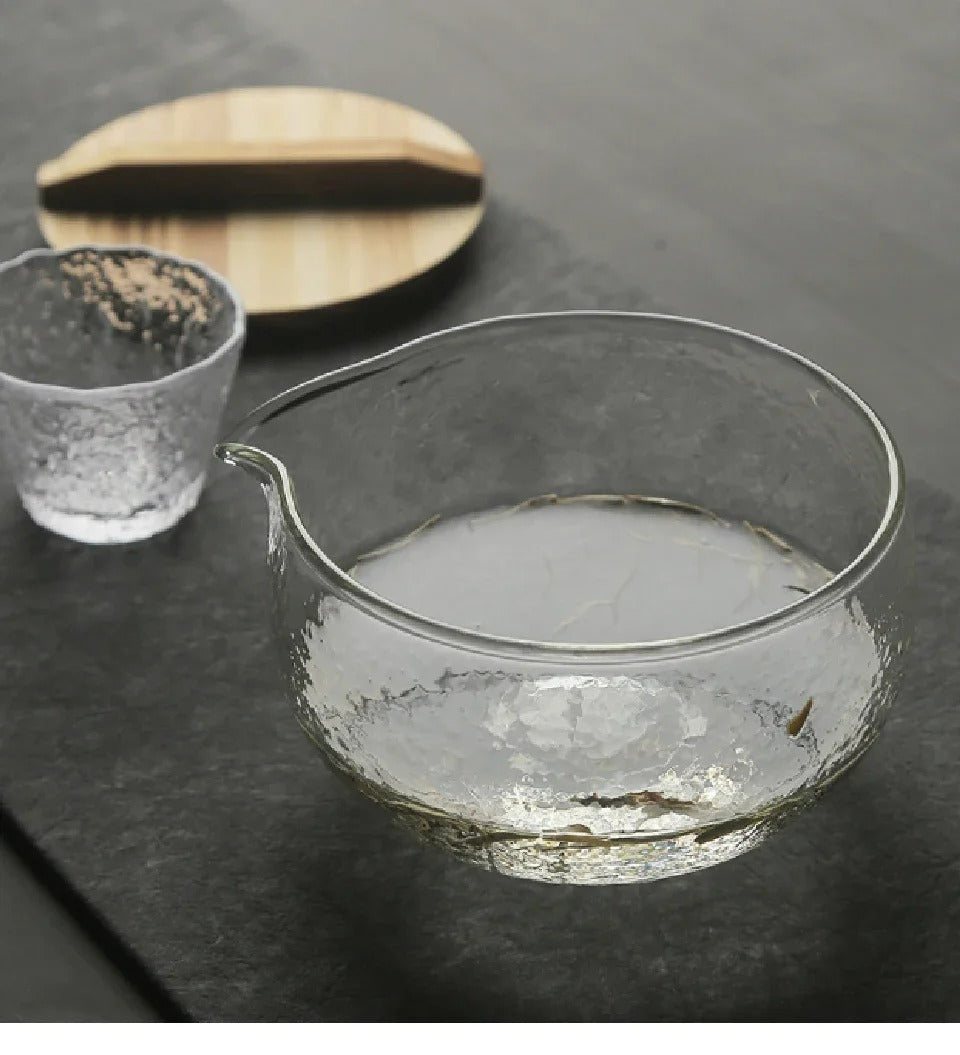 Notre chawan en verre, avec de l'eau pure, pour un meilleur Matcha