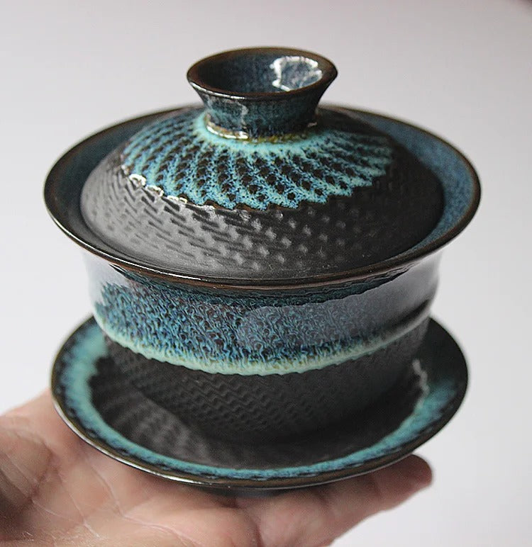 Gaiwan azur dans la main