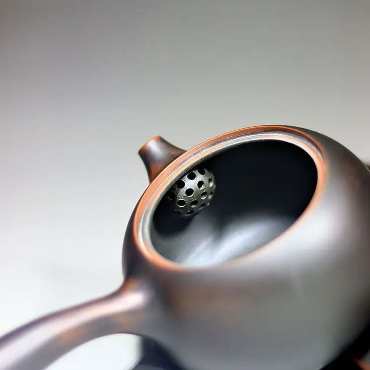 Une vue de détail sur l'infuseur de notre théière en argile pourpre de Yixing