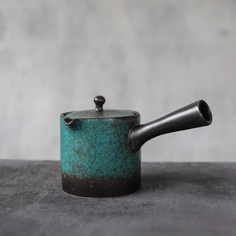 Un Kyuzu turquoise en argile dans la plus pure tradition
